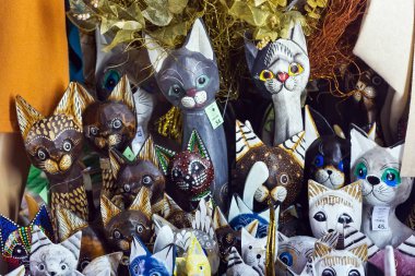 Krakow 'daki Noel Fuarı' nda ahşap renkli kediler satmak..