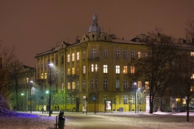 Krakow 'un tarihi bölgesindeki eski binanın güzel kış manzarası.