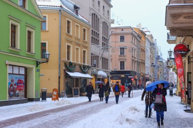 Şehrin tarihi bölümünde Szeroka caddesinde yürüyen bilinmeyen insanlar. Torun, Polonya 'nın en eski şehirlerinden biridir..