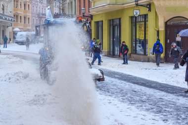 Torun 'un tarihi bölümünde bir traktörle kar temizleme.