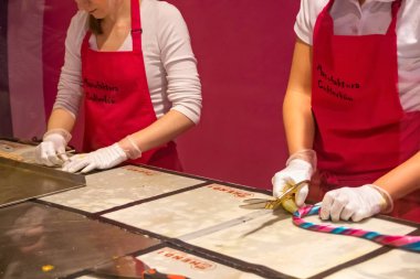 Torun 'daki Manufaktura Cukierkow' da açık büfe şekerleme..