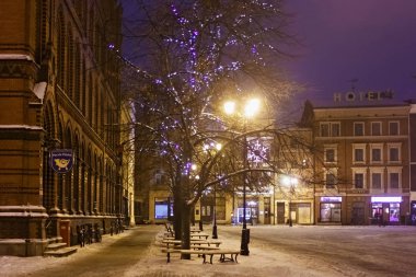 Rynek Staromiejski Meydanı 'ndaki Torun' un tarihi bölümünde Noel süslemesiyle gece manzarası.