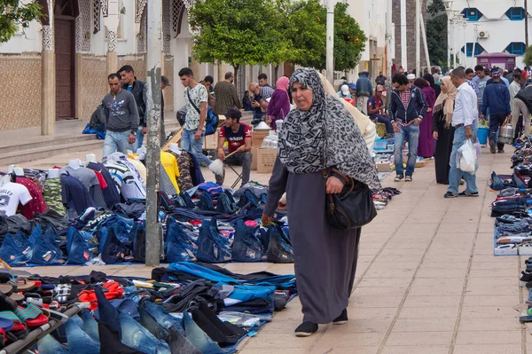 Mujer árabe en ropa nacional marroquí en el mercadillo de la ciudad en el centro de Nador . — Foto de Stock