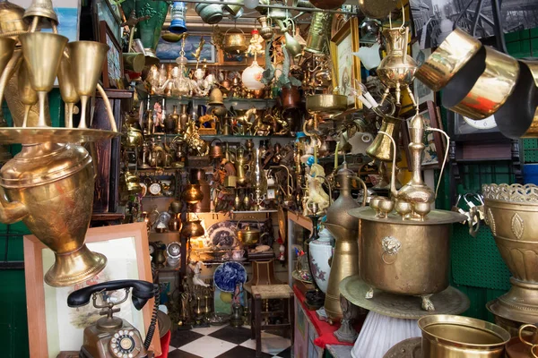 Verkauf der verschiedenen antiken Waren auf dem alten Markt in Tetuan im Norden Marokkos. — Stockfoto