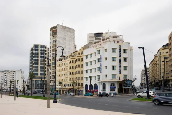 Moderne gebouwen nabij de Middellandse Zeekust in het residentiële deel van Tanger in Noord Marokko . — Stockfoto