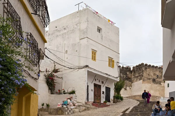 Kuzey Fas 'taki Tangier Medina semtindeki eski caddenin manzarası. Bir Medine tipik olarak dar ve labirent benzeri sokaklarla çevrili.. — Stok fotoğraf