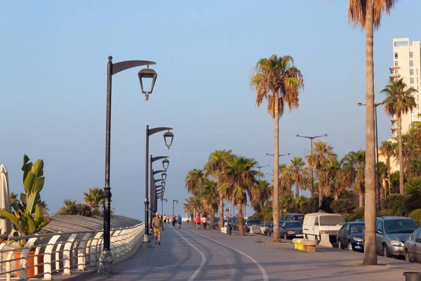 View of the Corniche boulevard in the Raouche (is a residential and commercial neighborhood in Beirut). The corniche is popular on weekends and evenings. — Stock Photo, Image