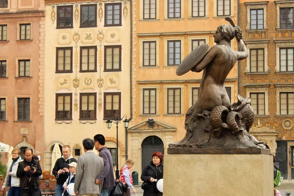 Escultura de la sirena de Varsovia en la plaza del Mercado de la Ciudad Vieja.La sirena (Syrenka Warszawska) es un símbolo de Varsovia, representada en el escudo de armas de la ciudad . — Foto de Stock