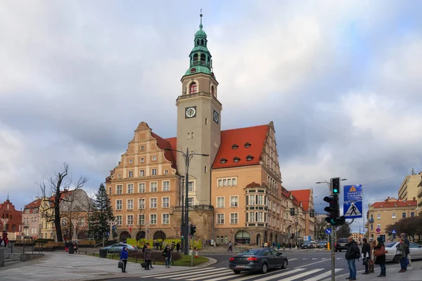 Winter uitzicht op het nieuwe stadhuis in het historische deel van de stad op het John Paul Ii plein. Werd gebouwd in 1912 - 1915. Het is momenteel de zetel van de president van Olsztyn. — Stockfoto