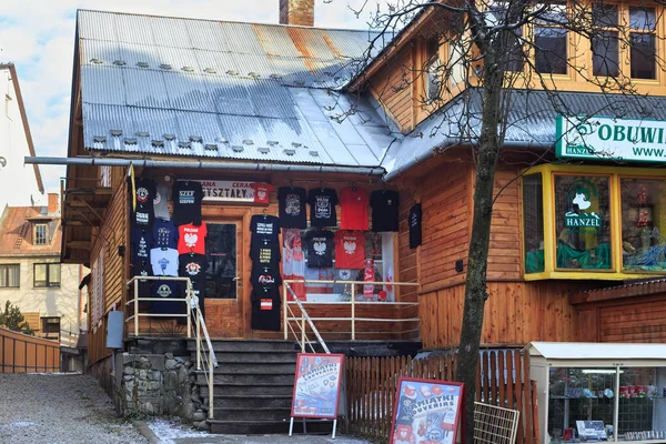 Güneşli kış gününde Krupowki Caddesi yakınlarındaki Zakopane 'nin tarihi kısmındaki ahşap dükkan manzarası.. — Stok fotoğraf