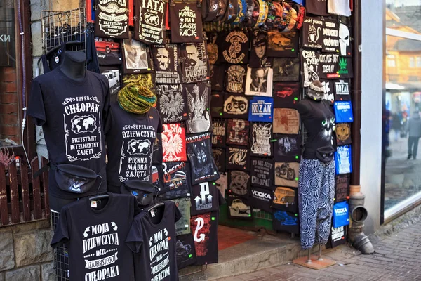 Verkauf von T-Shirts mit verschiedenen Drucken in Zakopane am Wintertag. — Stockfoto