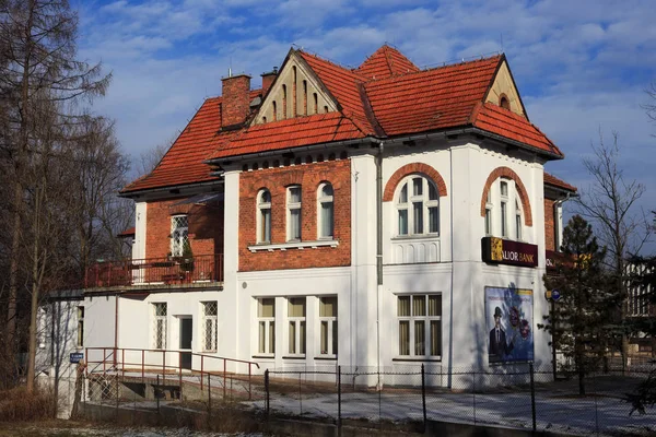 Güneşli kış gününde, Tadeusza Kosciuszki caddesindeki Zakopane 'nin tarihi kısmında Alior bankasının eski binasının manzarası. — Stok fotoğraf