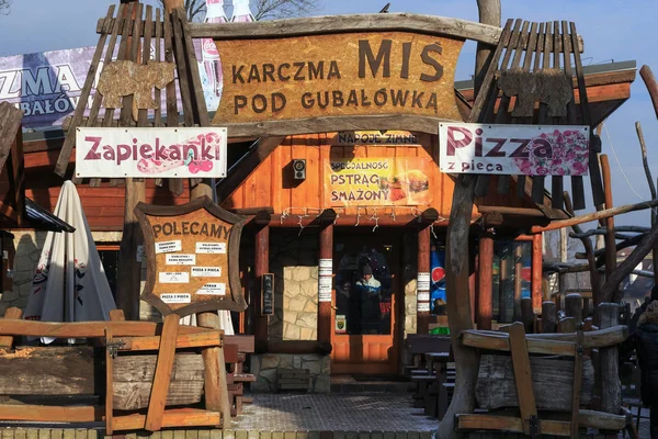 在阳光明媚的冬日，在扎科帕内历史地段的Karczma Mis pod Gubalowka木制餐馆入口的景观. — 图库照片