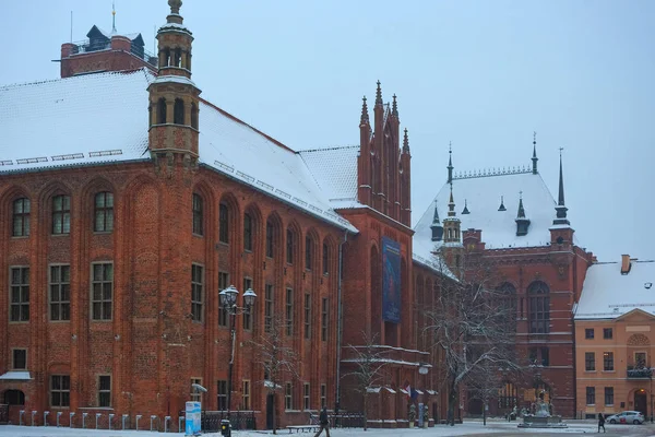 Altes gotisches rotes Backsteingebäude des Toruner Rathauses in der Rynek-Staromiejski-Straße im historischen Teil der Stadt. — Stockfoto