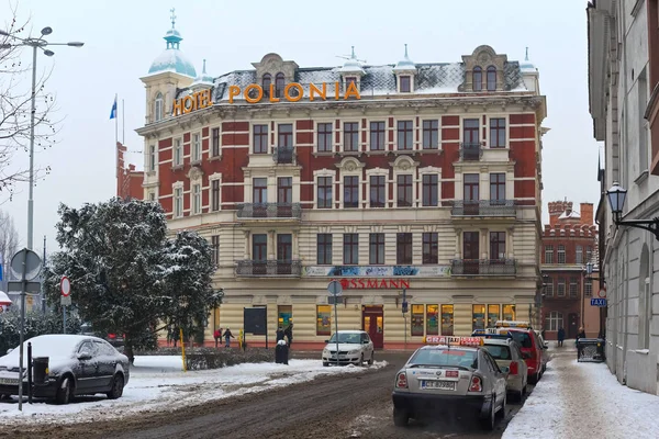 Torun 'un merkezindeki Polonya Oteli' nin eski tarihi binasının kış manzarası. — Stok fotoğraf