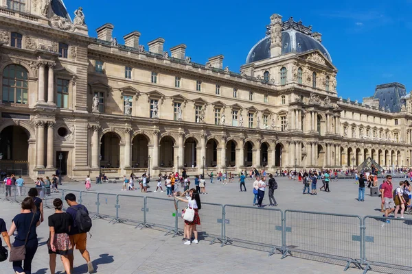 Вид на Павільйонів Турго і Рішельє Лувр. Це найбільший художній музей у світі, розташований у Луврі. — стокове фото