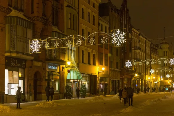 Widok nocy starych budynków z ulicy dekoracji Bożego Narodzenia w historycznym centrum miasta. — Zdjęcie stockowe