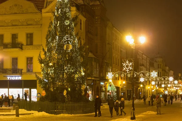 Éjszakai kilátás a karácsonyfa a Piac téren (Rynek Staromejski) a város történelmi központjában. Torun Lengyelország egyik legrégebbi városa.. — Stock Fotó