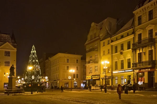 Noční zimní pohled na vánoční stromek a staré budovy v historické části Torunu na náměstí Rynka Staromiejského. — Stock fotografie
