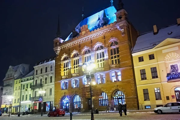 Az Artus Bíróság éjszakai téli kilátása Torunban. — Stock Fotó