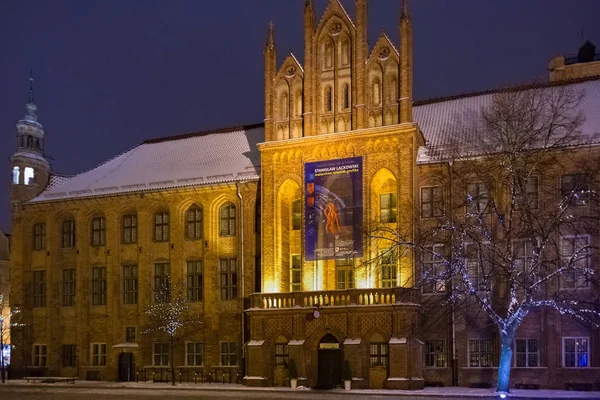 Nacht winter uitzicht op de oude gotische rode bakstenen gebouw van het stadhuis van Torun op de Rynek Staromiejski st. in het historische deel van de stad. — Stockfoto