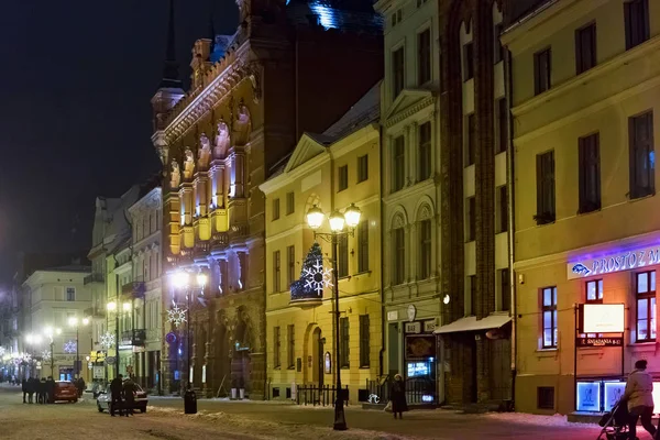 Nocny zimowy widok na stare budynki w historycznej części Torunia na Rynku Staromiejskim. — Zdjęcie stockowe