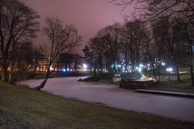 Riga 'nın tarihi bölgesindeki Bastion Hill şehir parkının kış manzarası. Letonya.