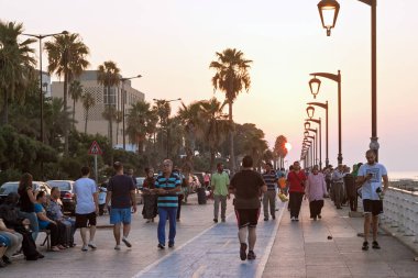 Raouche 'daki Corniche Bulvarı (Beyrut' ta meskun ve ticari bir mahalle) manzarası. Corniche hafta sonları ve akşamları popülerdir..