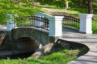 İlkbaharın başlarında Kaliningrad Central Park 'taki nehrin üzerindeki eski köprü.. 