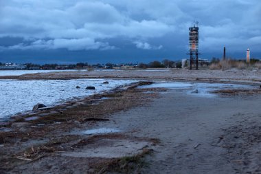 Akşam parnu körfezi yakınında alan. Estonya'nın güneyinde, Livonya Körfezi'nin (Riga Körfezi) kuzeydoğu kesiminde bir koydur..