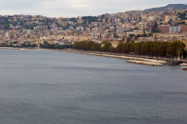Napoli 'nin doğu yakası ve Napoli Körfezi manzarası. 
