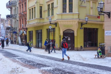 Bilinmeyen çocuklar şehrin tarihi bölümünde Szeroka caddesinde karla oynuyorlar. Torun, Polonya 'nın en eski şehirlerinden biridir..