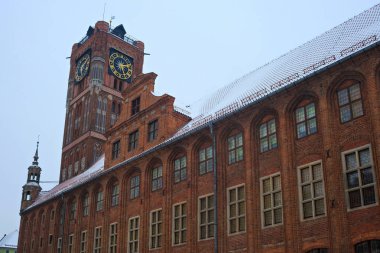 Kasabanın tarihi bölümünde Rynek Staromiejski caddesindeki Torun Belediye Binası 'nın Gotik kırmızı tuğlalarının görüntüsü.