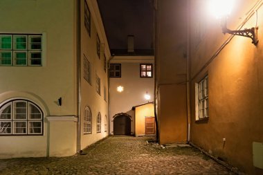 Tallinn 'in tarihi bölgesindeki eski avlunun gece manzarası