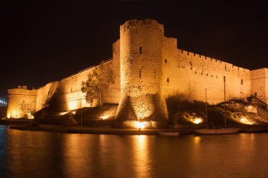 Girne Kalesi Kuzey Kıbrıs'ta gece görünümü. 