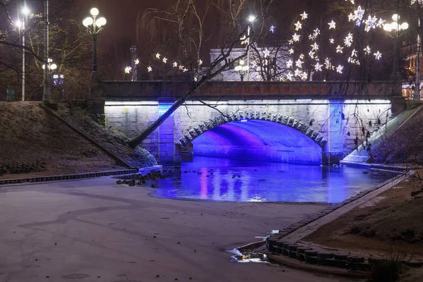 Vista nocturna de invierno del puente Alexander en el parque urbano Bastion Hill en Riga (Letonia). El puente fue construido en 1858-1859, ampliado en 1902. — Foto de Stock