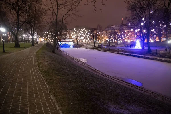Nocny zimowy widok na park miejski Bastion Hill w Rydze (Łotwa) — Zdjęcie stockowe