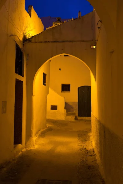 Vista nocturna de las antiguas calles del barrio de la Medina Tetuana — Foto de Stock