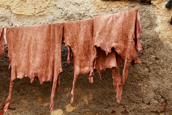 Leather drying on the ropes in old Tannery of Tetouan Medina. — Stock Photo, Image