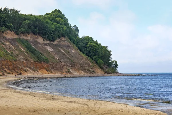 Beautiful landscape of the sandy cliffs and a beautiful cove on the Baltic Sea. — Stock Photo, Image
