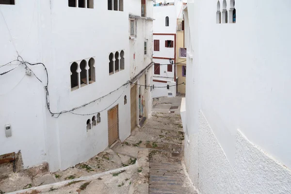 Vedere a uneia dintre străzile vechi albe din Tangier Medina — Fotografie, imagine de stoc