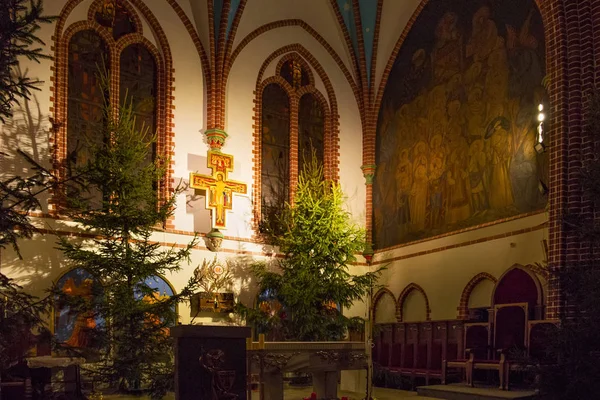 Χριστουγεννιάτικο εσωτερικό της εκκλησίας της φρουράς του Αγίου Γεωργίου στο Σόποτ. — Φωτογραφία Αρχείου
