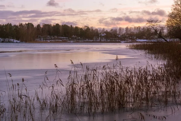 Prachtig winterlandschap met meer in de avondtijd. — Stockfoto