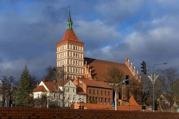 Piękny widok na rzymskokatolicką katedrę św. Jakuba w Olsztynie. — Zdjęcie stockowe