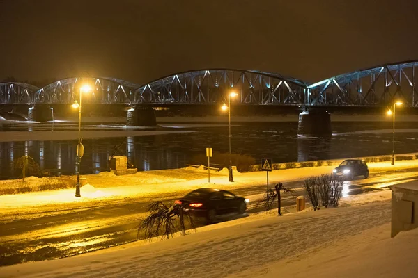 Éjszakai kilátás a Jozef Pilsudski vasút hídjára a Vistula folyó felett Torunban, Lengyelországban. — Stock Fotó