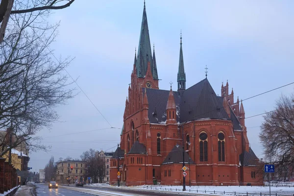 Widok na kościół św. Katarzyny w Toruniu z najwyższą wieżą w mieście (86 m.). — Zdjęcie stockowe