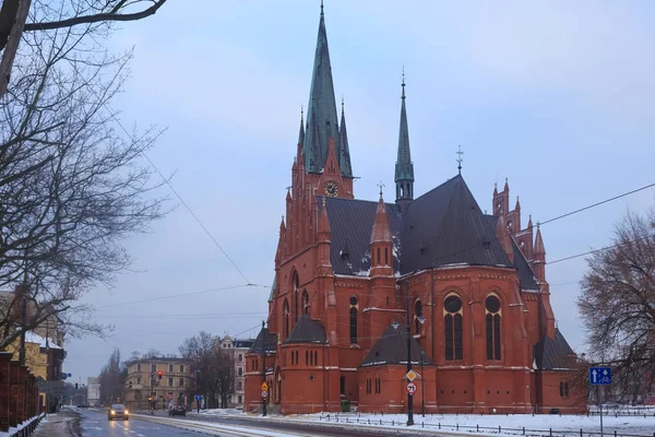 Kasabadaki en yüksek kuleye sahip Torun St. Catherine Neogotik Kilisesi manzarası (86 metre.). — Stok fotoğraf