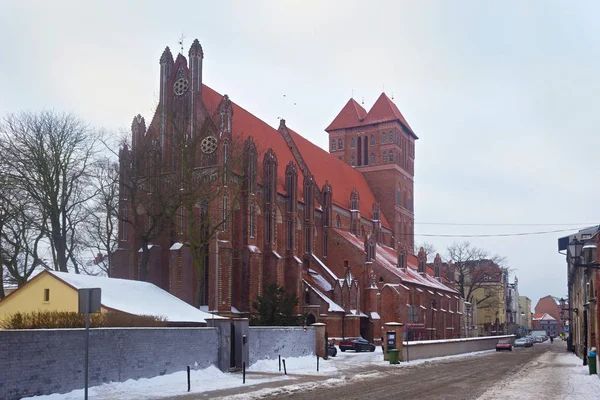 Veduta invernale della chiesa gotica dei Santi Apostoli Jakub — Foto Stock