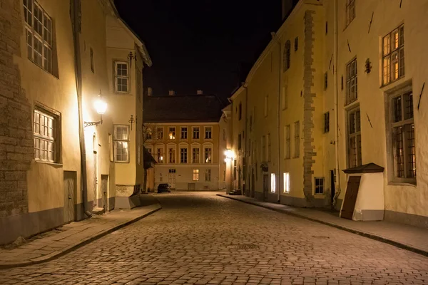 Nachtzicht op de oude gebouwen in het historische deel van Tallinn. — Stockfoto