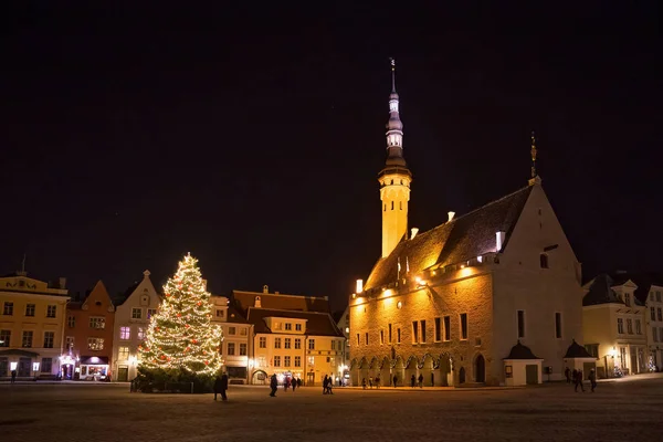 Noční pohled na vánoční stromek u středověké radnice Tallinn. — Stock fotografie